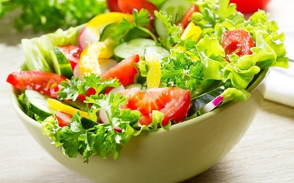 Salad được bảo quản trong bàn mát salad Kenshin